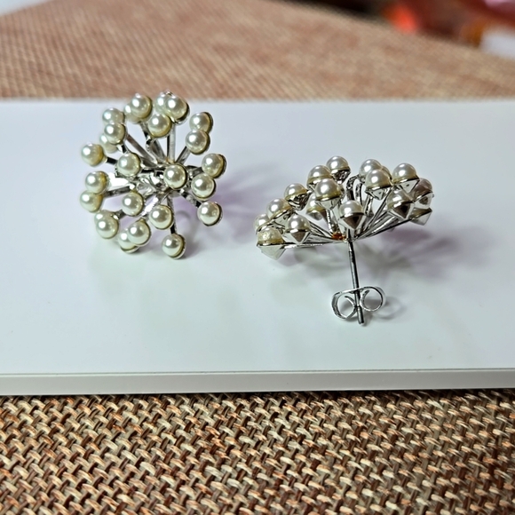 Elegant Silver tone fuax Pearl stud Earrings - Picture 1 of 12